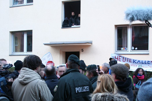 [Foto: Wegen Versammlung kein Durchgang fr den Gerichtsvollzieher]