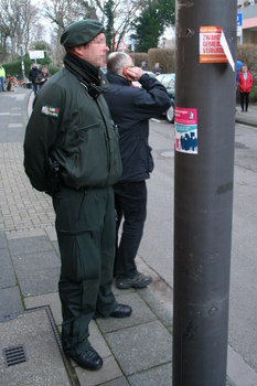 [Foto: Getrommel strt den Gerichtsvollzieher beim Telefonieren]