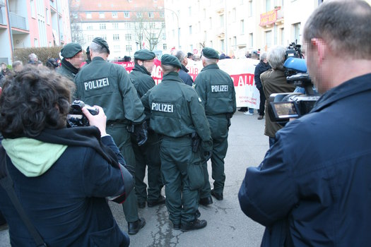 [Foto: Polizei und Gerichtsvollzieher beraten weiteres Vorgehen]