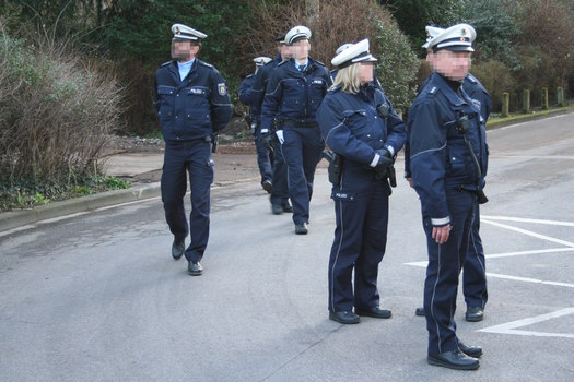 [Foto: Weitere Polizisten treffen ein]