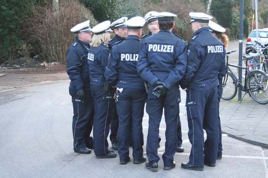 [Foto: Polizei-Getuschel]