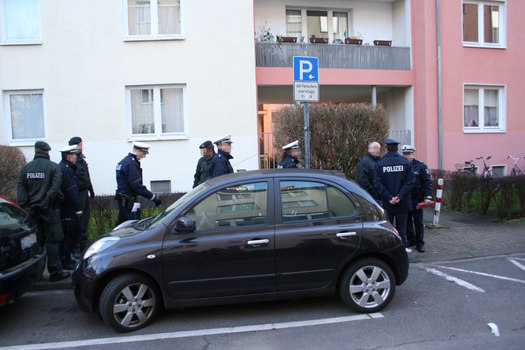 [Foto: Polizei und Gerichtsvollzieher]