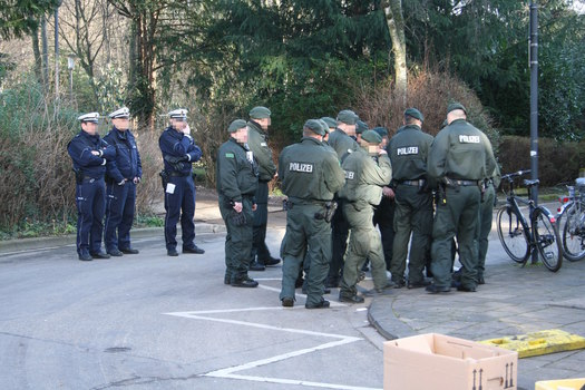 [Foto: Polizei bert ber weiteres Vorgehen]