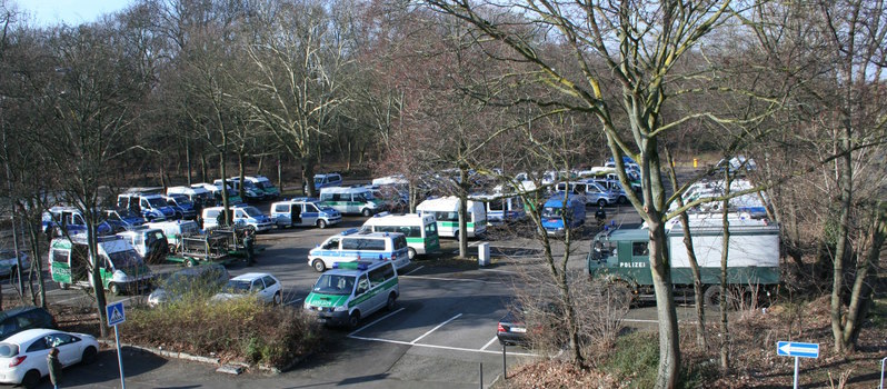 [Foto: Diverse Polizei-Fahrtzeuge am Lentpark]