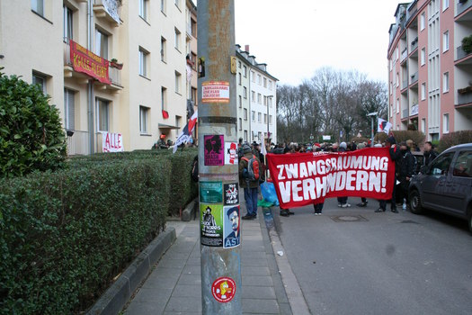 [Foto: 'Alle fr Kalle - Zwangsrumung gemeinsam verhindern' und weitere Aufkleber]