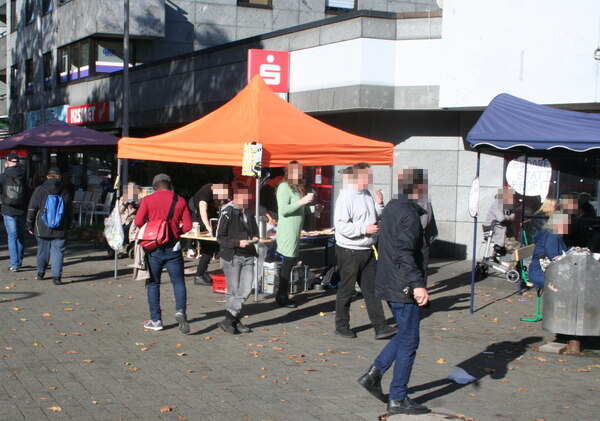 [Foto: Stand mit Essen und Trinken]