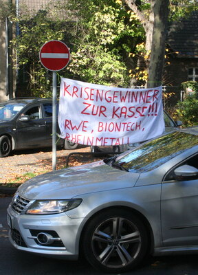 [Foto: Transparent 'Krisengewinner zur Kasse!!!']