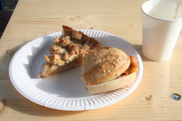 [Foto: Veganer Kuchen und vegetarische Wurst in Brötchen]