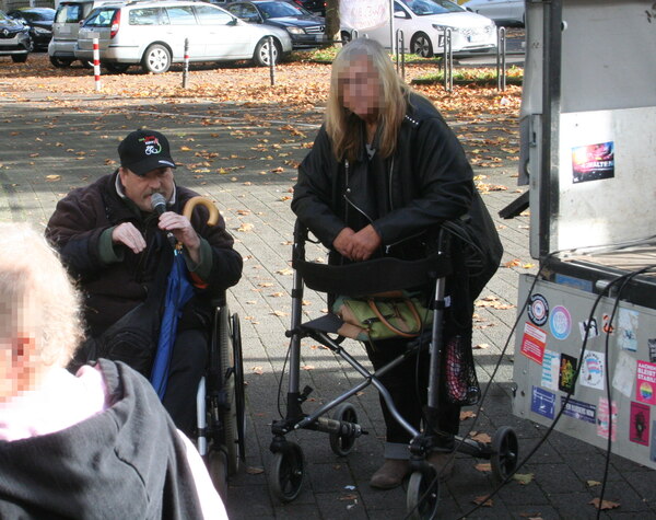 [Foto: Redner Micha während Interview mit Mieterin]