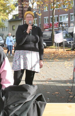 [Foto: Rednerin in schwarzem Pullover]