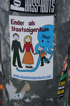 [Foto: 'Kinder als Staatseigentum' und weiterer Aufkleber]