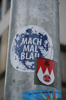 [Foto: 'Mach mal blau' und weitere Aufkleber]