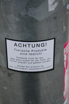 [Foto: Achtung! Tierische Produkte sind tdlich!]