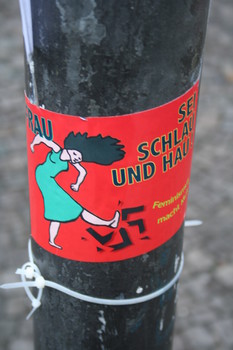 [Foto: Frau sei schlau und hau!]