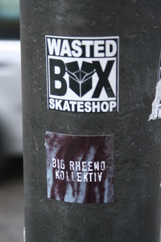 [Foto: 'Wasted Box' und weiterer Aufkleber]