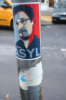 [Foto: 'Asyl für Snowden' und weiterer Aufkleber]