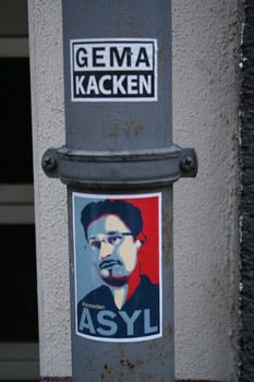 [Foto: 'GEMA kacken' und Asyl-für-Snowden Aufkleber]