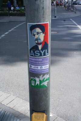 [Foto: 'Asyl für Snowden' und weitere Aufkleber]