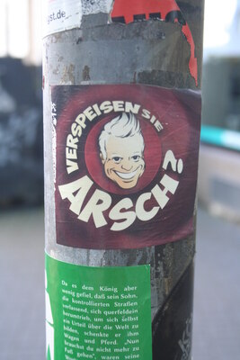 [Foto: 'Verspeisen sie Arsch' und weitere Aufkleber]