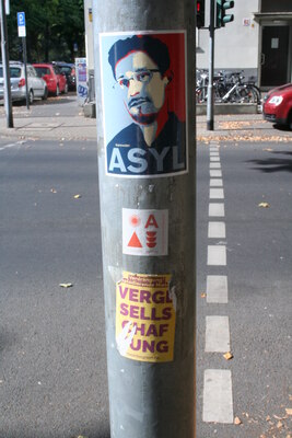 [Foto: 'Asyl für Snowden' und weitere Aufkleber]