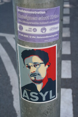 [Foto: 'Asyl für Snowden' und weiterer Aufkleber]