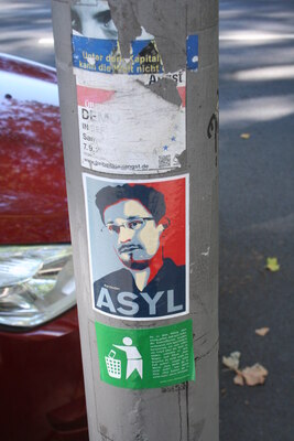 [Foto: 'Asyl für Snowden' und weitere Aufkleber]