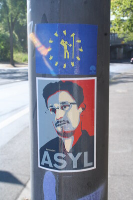 [Foto: 'Asyl für Snowden' und weiterer Aufkleber]