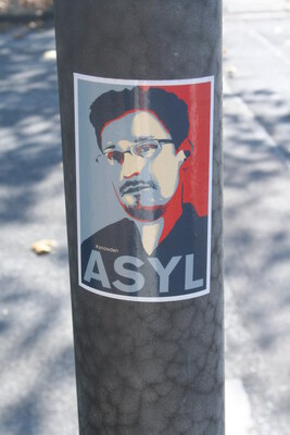 [Foto: 'Asyl für Snowden' und weiterer Aufkleber]