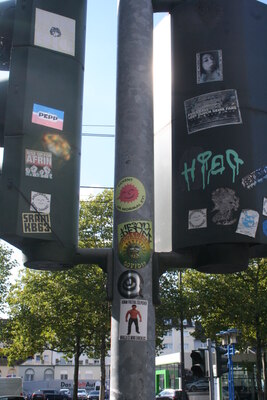 [Foto: 'Arschkraft nein danke' und weitere Aufkleber]