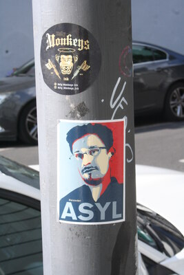 [Foto: 'Asyl für Snowden' und weiterer Aufkleber]