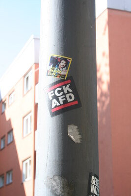 [Foto: 'FCK AFD' und weitere Aufkleber]