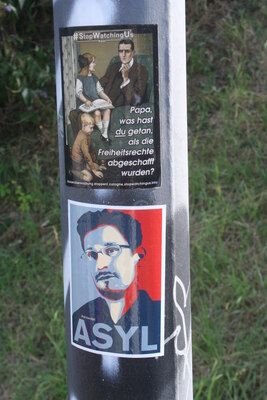 [Foto: 'Asyl für Snowden' und weiterer Aufkleber]