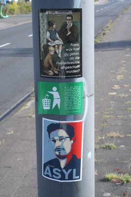 [Foto: 'Asyl für Snowden' und weitere Aufkleber]