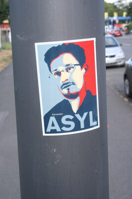 [Foto: 'Asyl für Snowden' und weiterer Aufkleber]