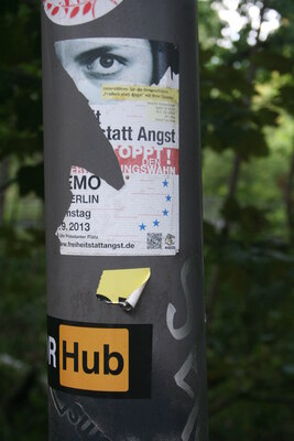 [Foto: 'Freiheit statt Angst' und weitere Aufkleber]