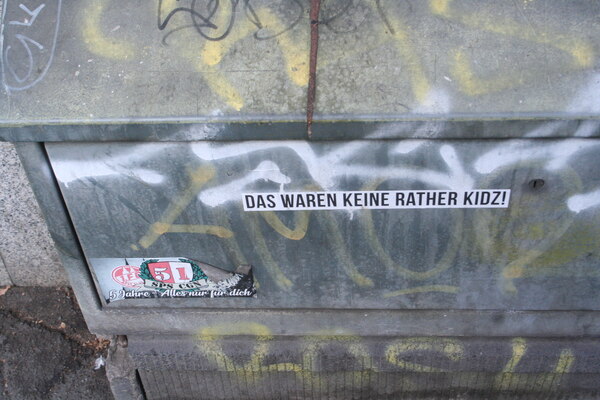 [Foto: 'Das waren keine Rather Kidz!' und weitere Aufkleber]