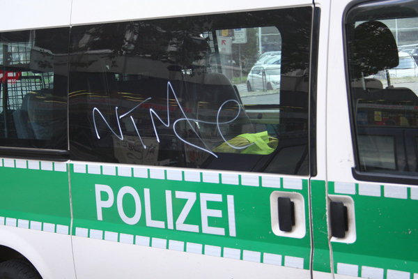 [Foto: Tag auf Polizei-Bus am Wiener Platz (Kln Mlheim)]