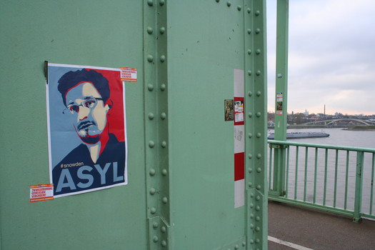 [Foto: 'Asyl fr Snowden' und weitere Aufkleber]