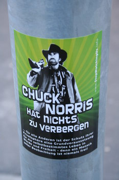 [Foto: Chuck Norris hat nichts zu verbergen]