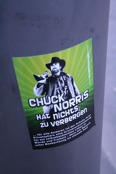 [Foto: Chuck Norris hat nichts zu verbergen]