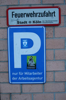 [Foto: 'Chuck Norris hat nichts zu verbergen' und weiterer Aufkleber]