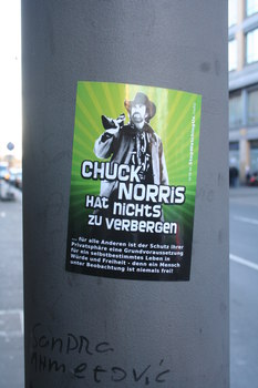 [Foto: Chuck Norris hat nichts zu verbergen]