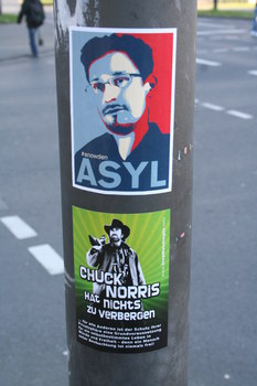 [Foto: 'Asyl für Snowden' und weiterer Aufkleber]