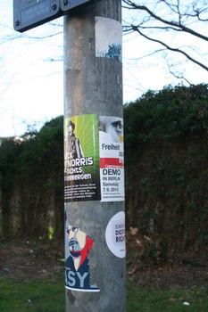 [Foto: 'Chuck Norris hat nichts zu verbergen' und weitere Aufkleber]