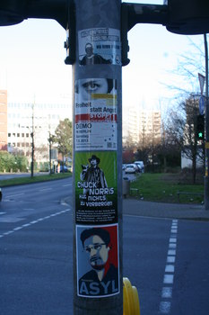 [Foto: 'Asyl für Snowden' und weitere Aufkleber]