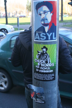 [Foto: 'Asyl für Snowden' und weitere Aufkleber]