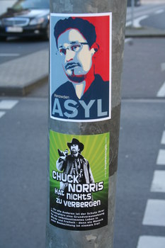 [Foto: 'Asyl für Snowden' und weiterer Aufkleber]