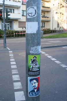 [Foto: 'Asyl für Snowden' und weitere Aufkleber]