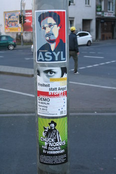 [Foto: 'Asyl für Snowden' und weitere Aufkleber]