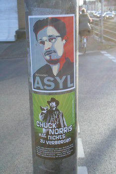 [Foto: 'Asyl für Snowden' und weiterer Aufkleber]